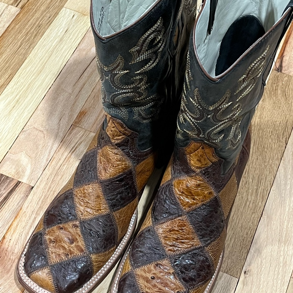 Stylish White Cowboy Boots with Black Details - Picture 2 of 7